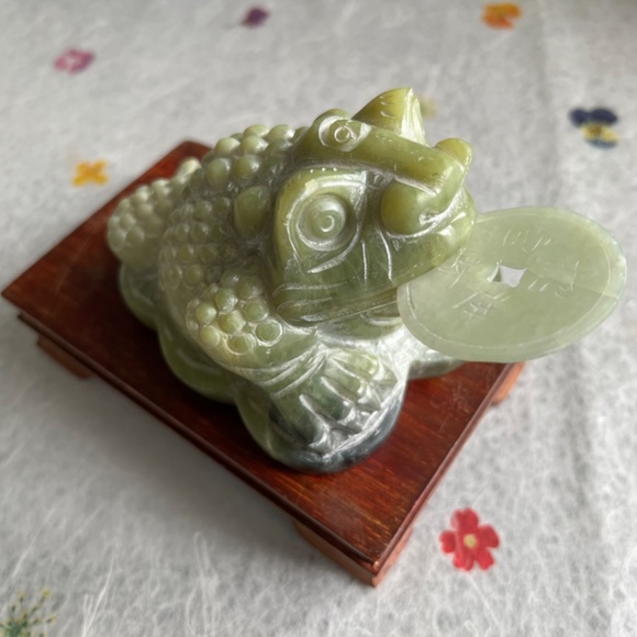 🌸 3 Legged Green Jade Frog w/ Jade Coin on display Wood - Picture 13 of 15